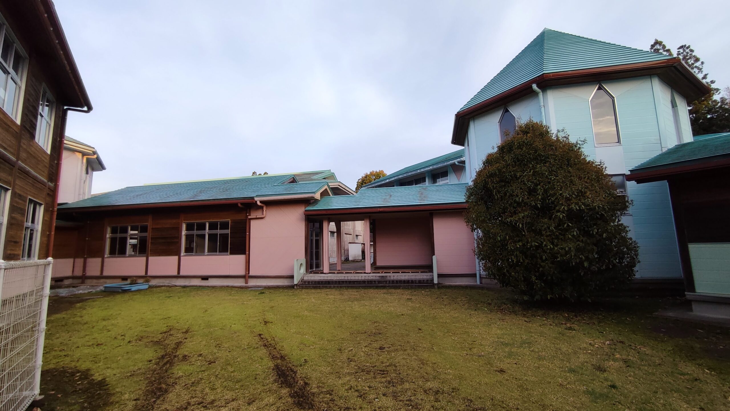 体育館も木造デザインで素晴らしい鶴田小学校