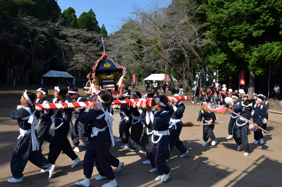 中津川小学校の生徒と地区の伝統文化