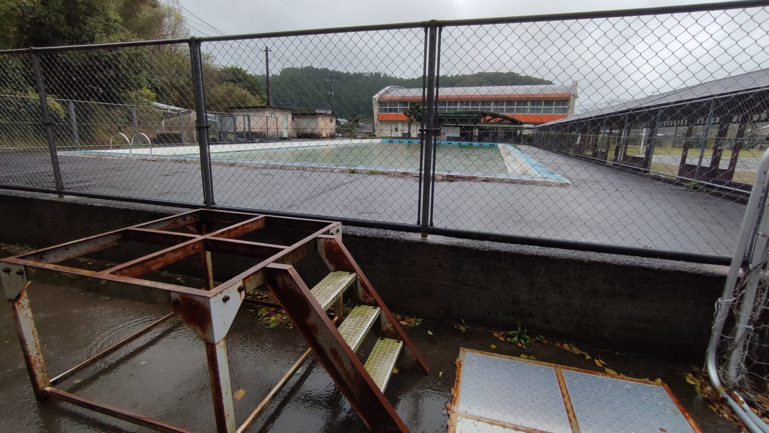 内山田小学校のプール