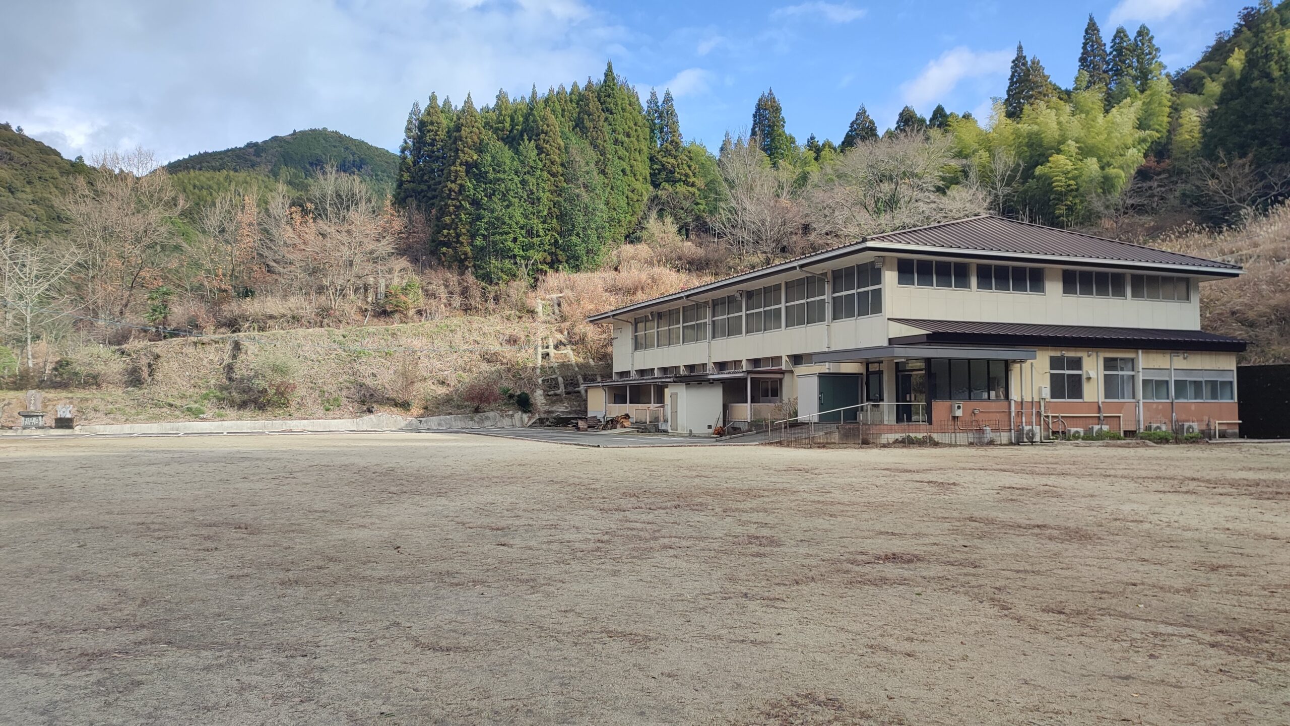 運動場と体育館