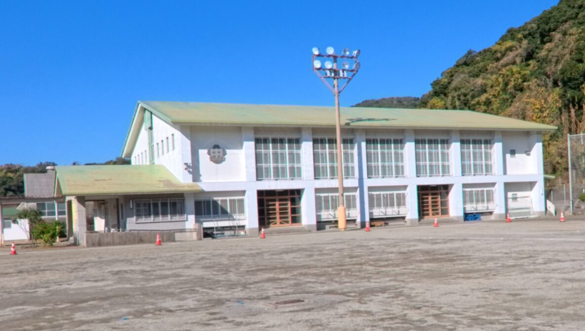 鹿児島市立東桜島中学校の校舎