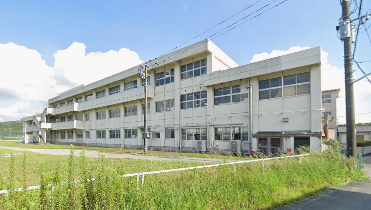 みやま市立東山中学校の校舎