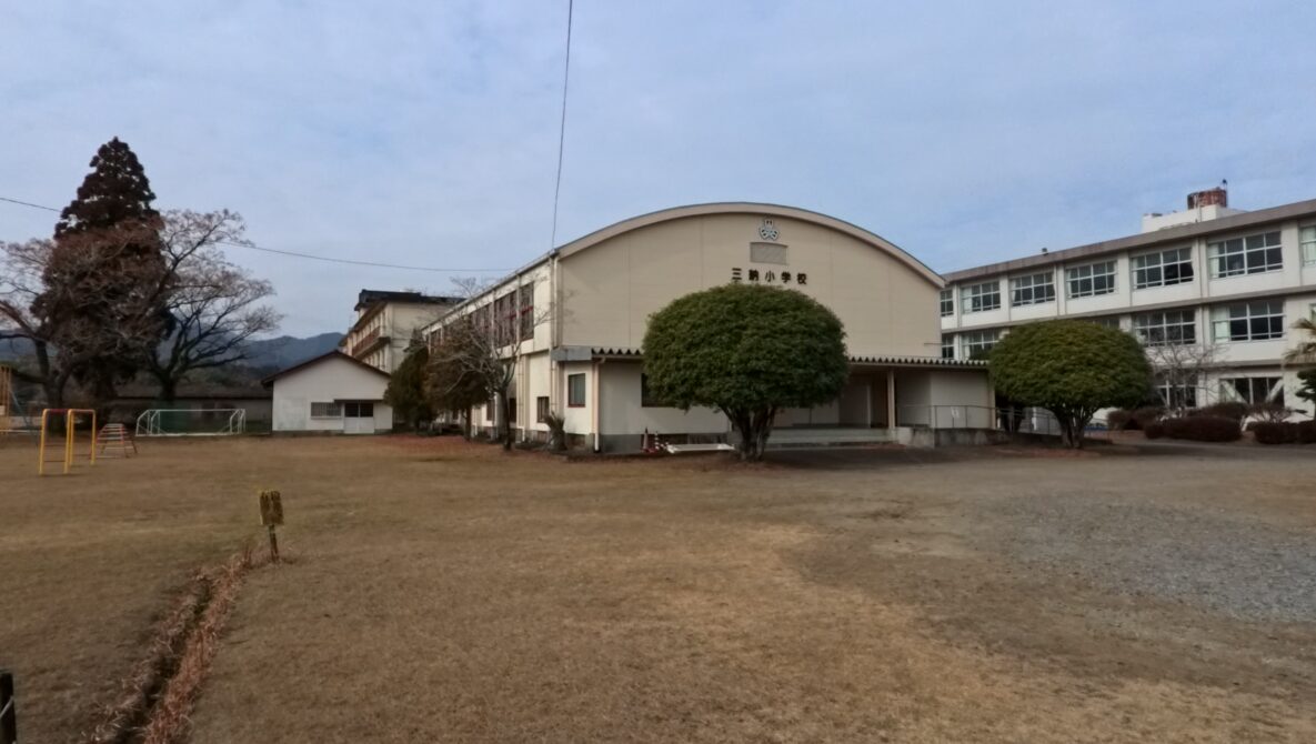 西都市立三納中学校の校舎