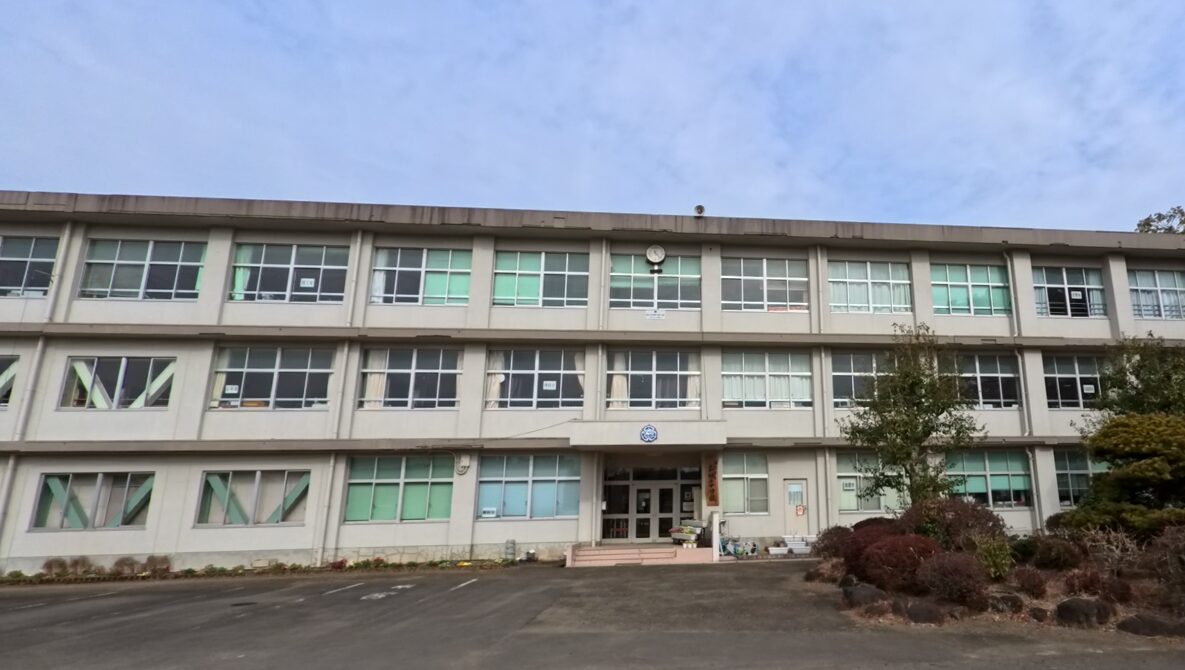 西都市立三納中学校の校舎