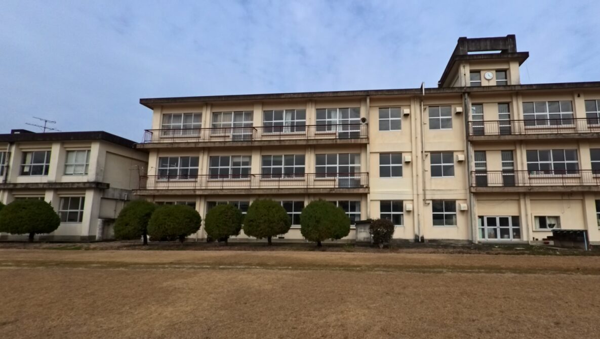 西都市立三納中学校の校舎