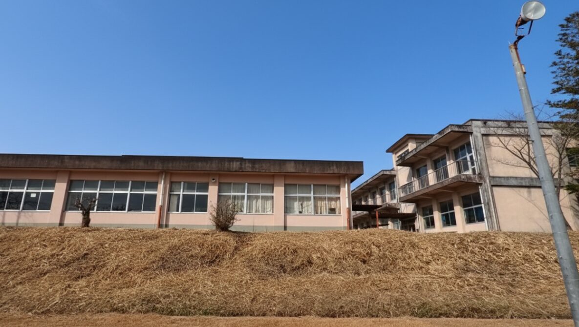 西都市立三財中学校の校舎