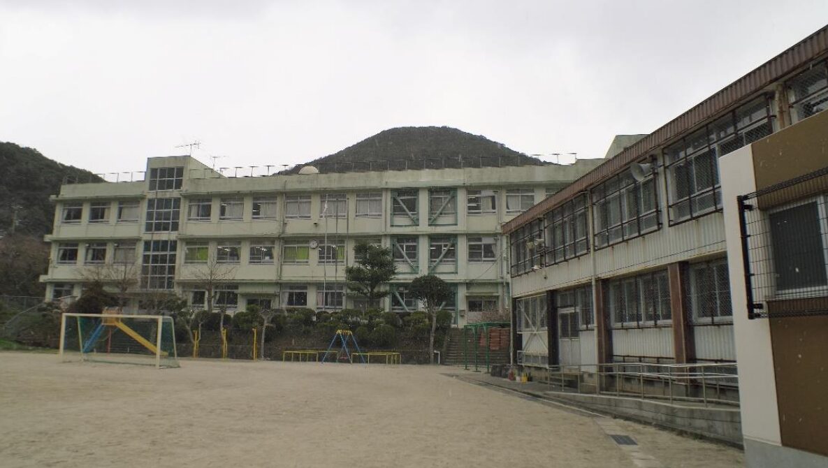 長崎市手熊小学校の校舎