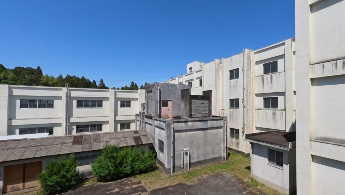 西都市立都於郡中学校の校舎