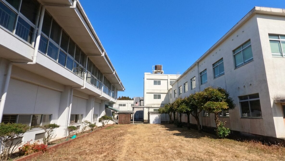 西都市立都於郡中学校の校舎