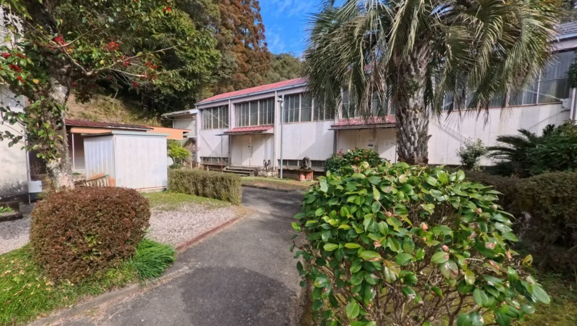 日向市立坪谷小学校の校舎