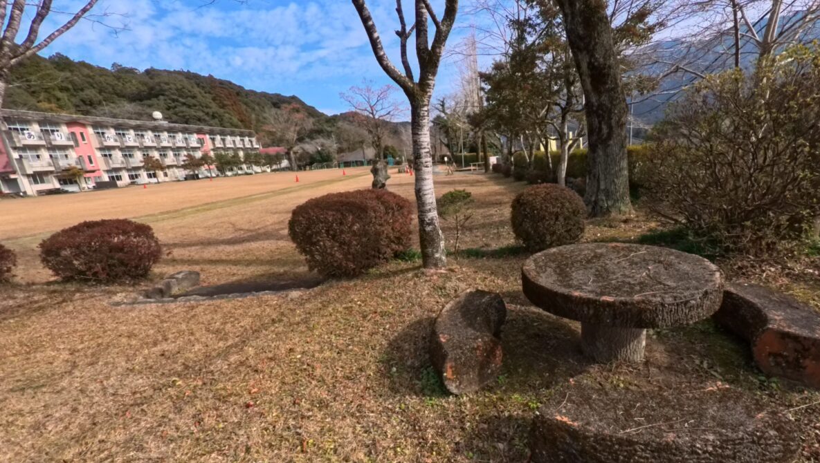 日向市立坪谷小学校の校舎