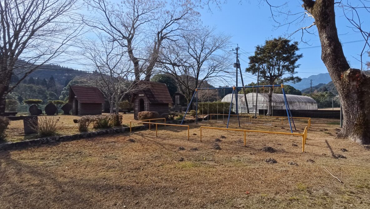 日向市立坪谷小学校の校舎