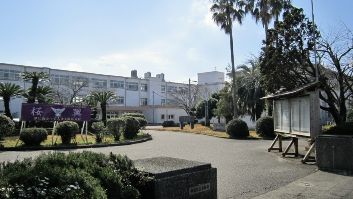 西都市立妻中学校の校舎