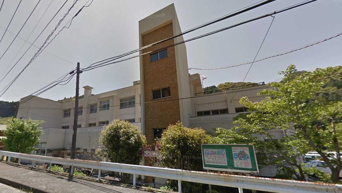 八女市立笠原小学校の校舎