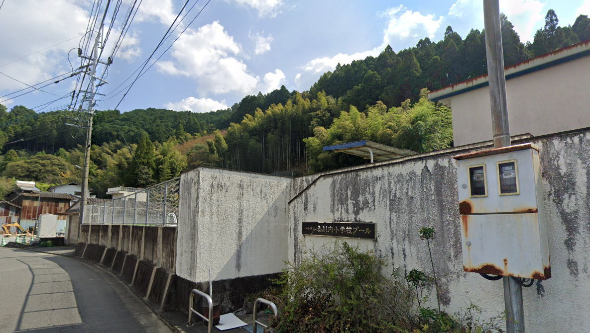 八女市立北川内小学校の校舎