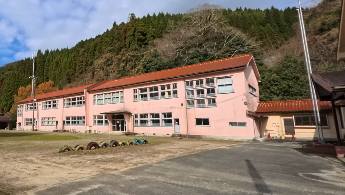 星野村立仁田原小学校の校舎