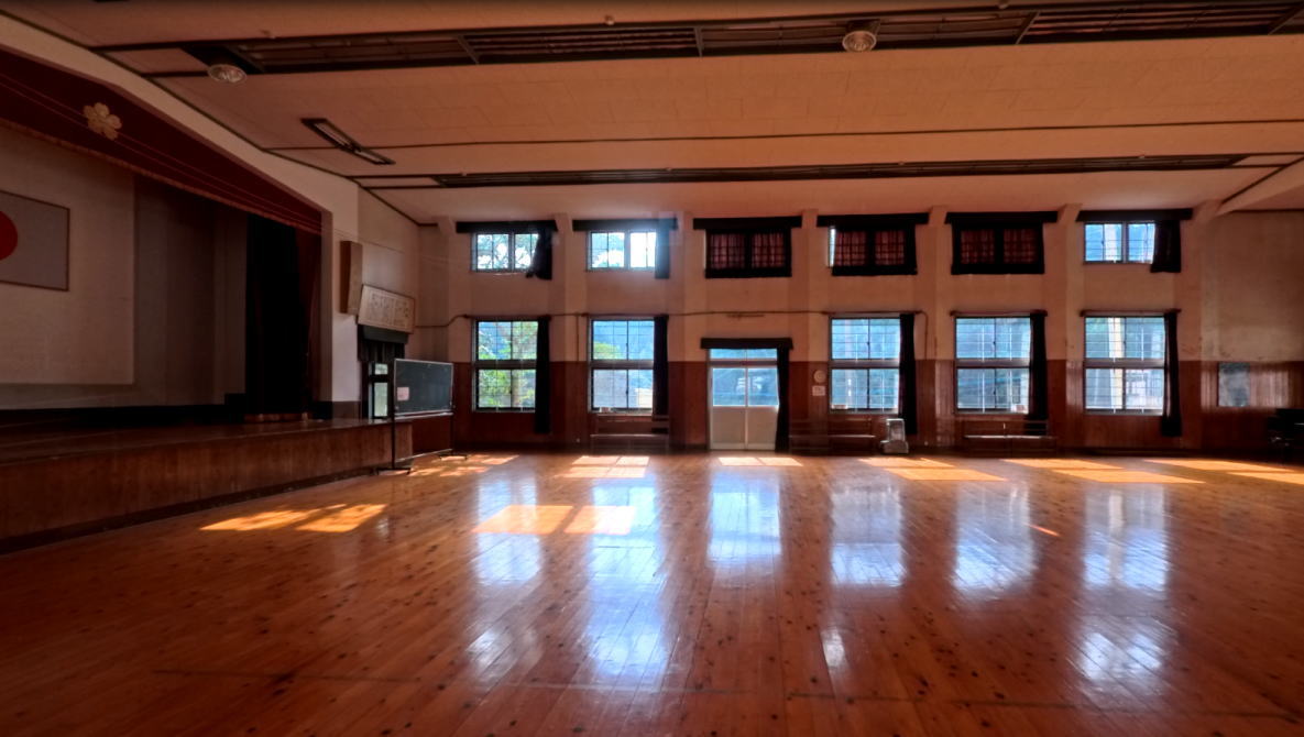 星野村立仁田原小学校の校舎