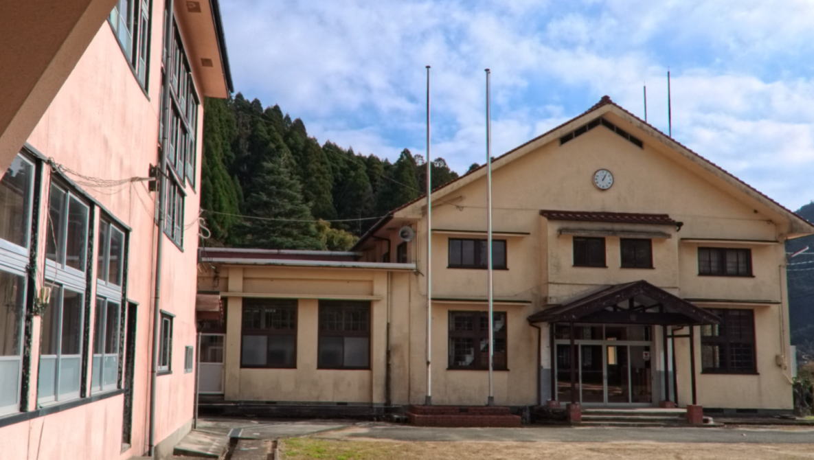 星野村立仁田原小学校の校舎