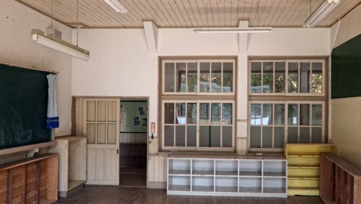 星野村立仁田原小学校の校舎