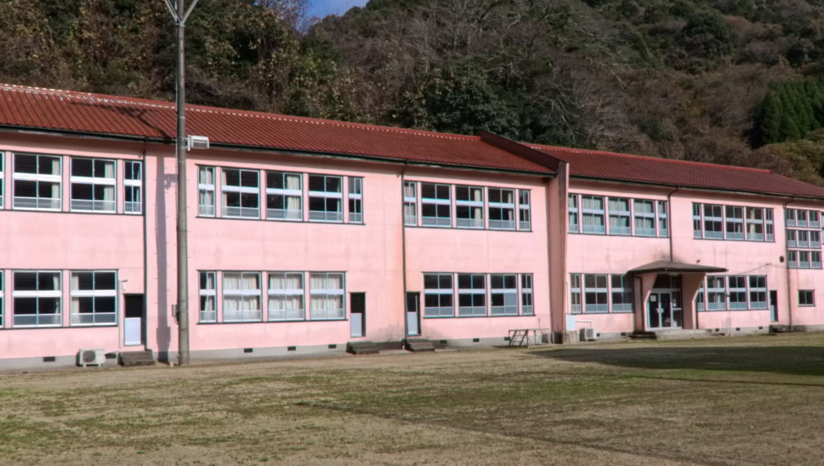 星野村立仁田原小学校の校舎