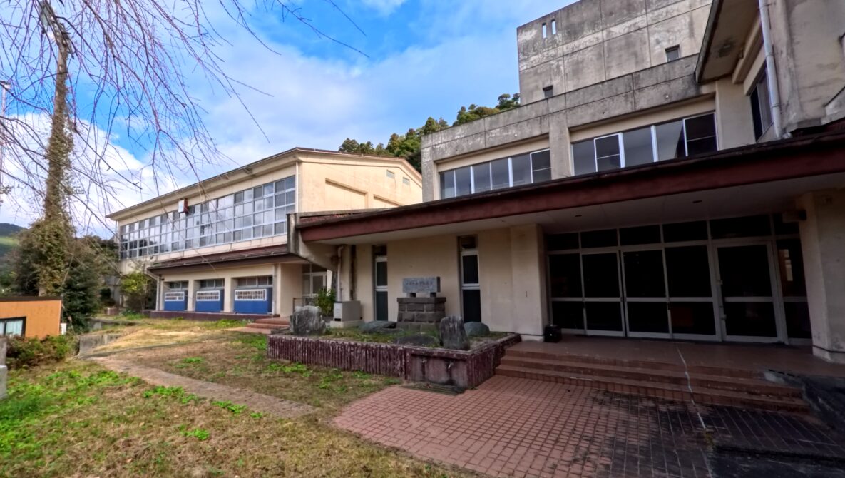 上陽町立下横山小学校の校舎