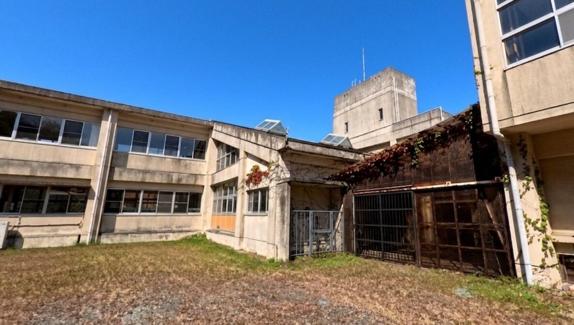 上陽町立下横山小学校の校舎