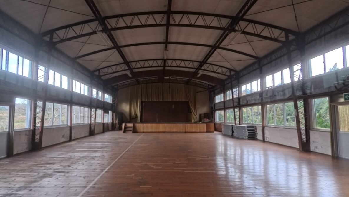 上陽町立下横山小学校の校舎