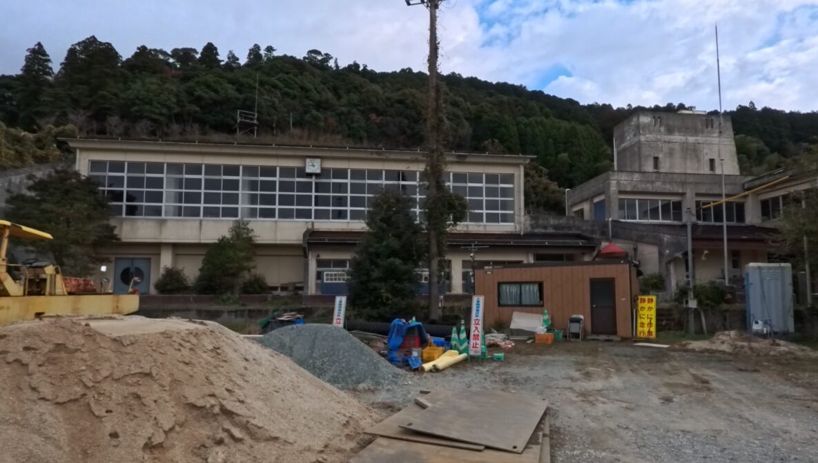 上陽町立下横山小学校の校舎