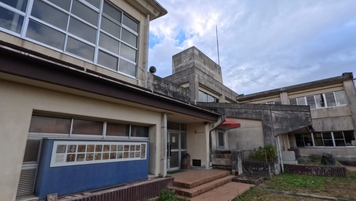 上陽町立下横山小学校の校舎