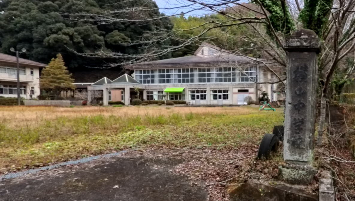 上陽町立上横山小学校の校舎