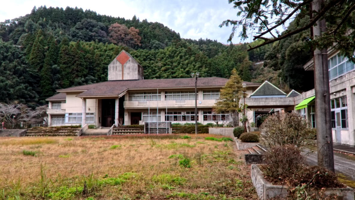 上陽町立上横山小学校の校舎
