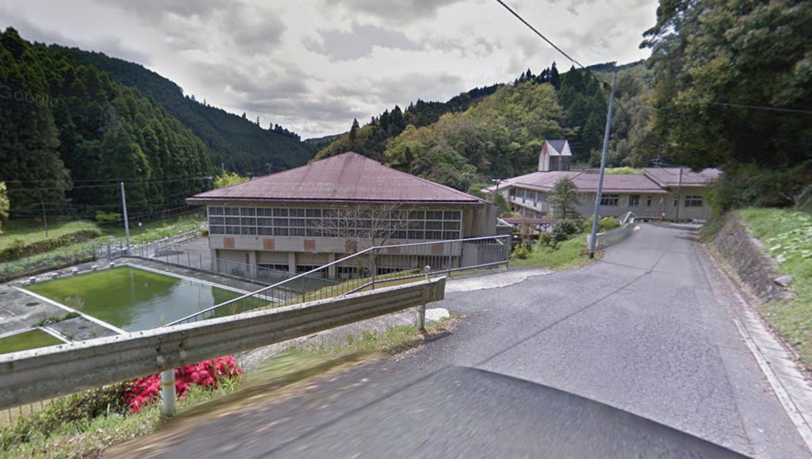 上陽町立上横山小学校の校舎