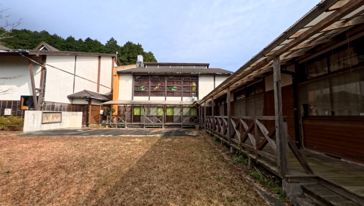 上陽町立尾久保小学校の校舎