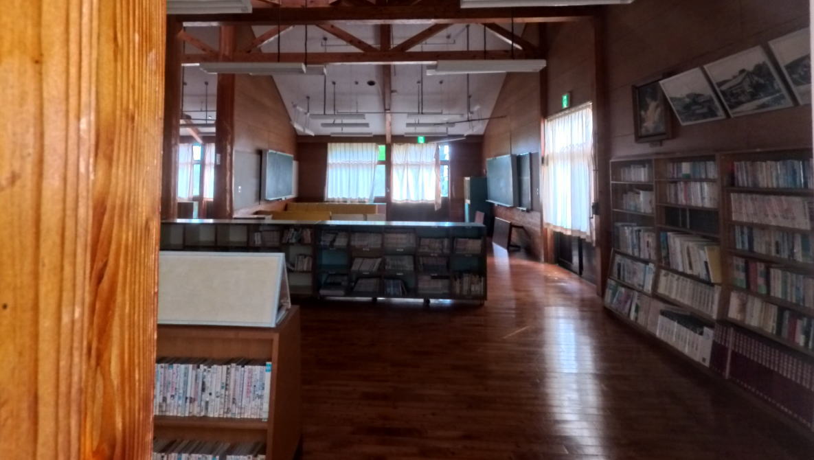上陽町立尾久保小学校の校舎