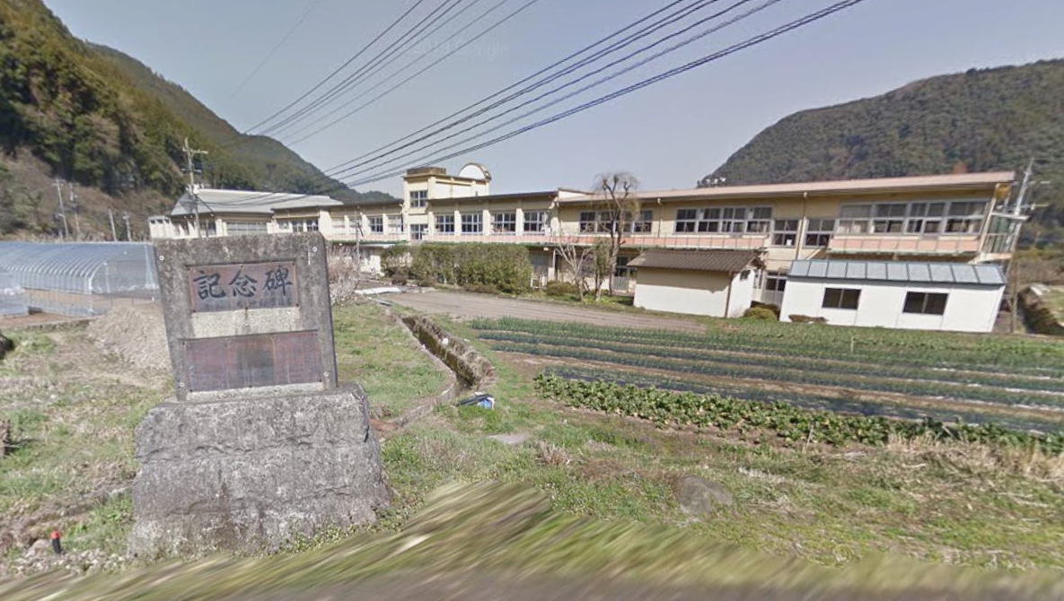 大山中学校 [旧校地] の校舎