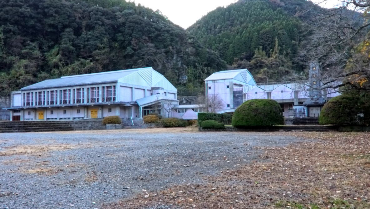 大山中学校 [旧校地] の校舎