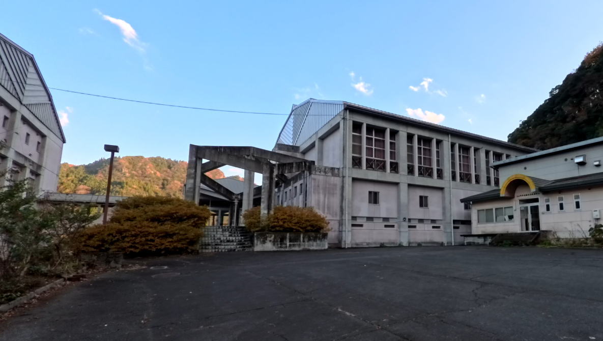 大山中学校 [旧校地] の校舎
