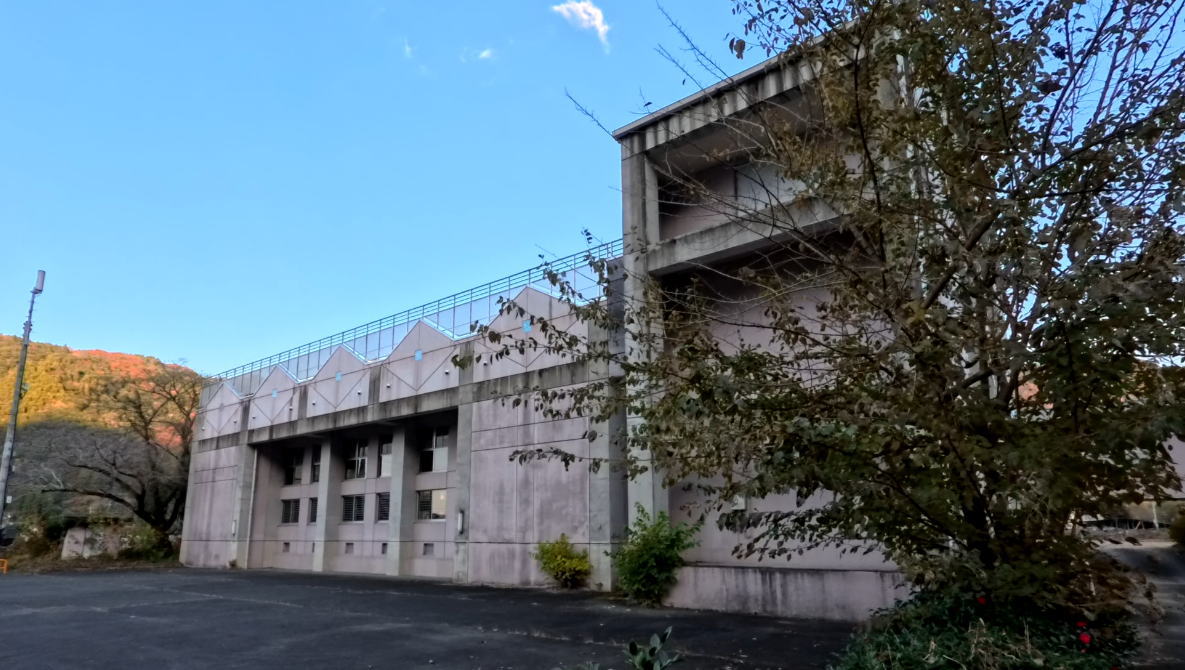 大山中学校 [旧校地] の校舎