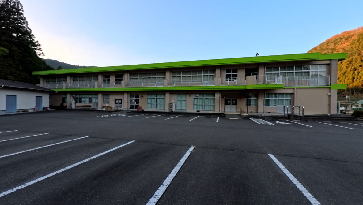 大山小学校 [旧校地] の校舎