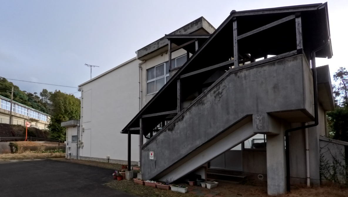 平戸市立宝亀小学校の校舎
