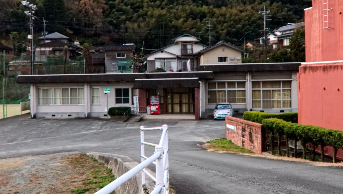 黒木町立串毛小学校の校舎