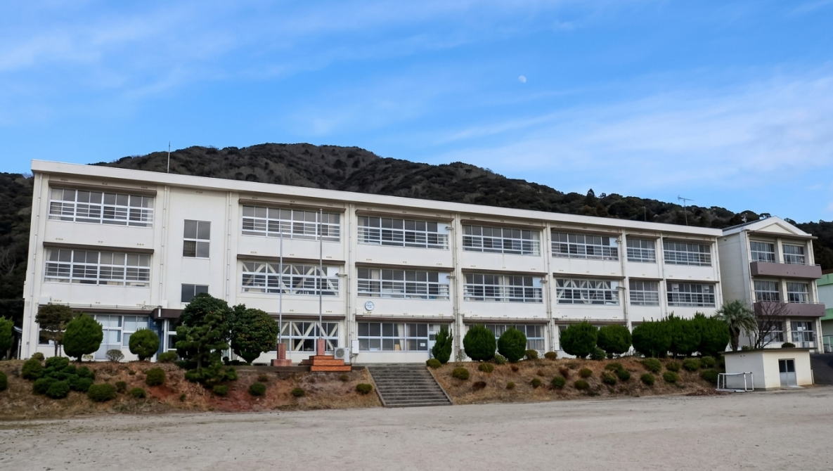 平戸市立中津良中学校の校舎