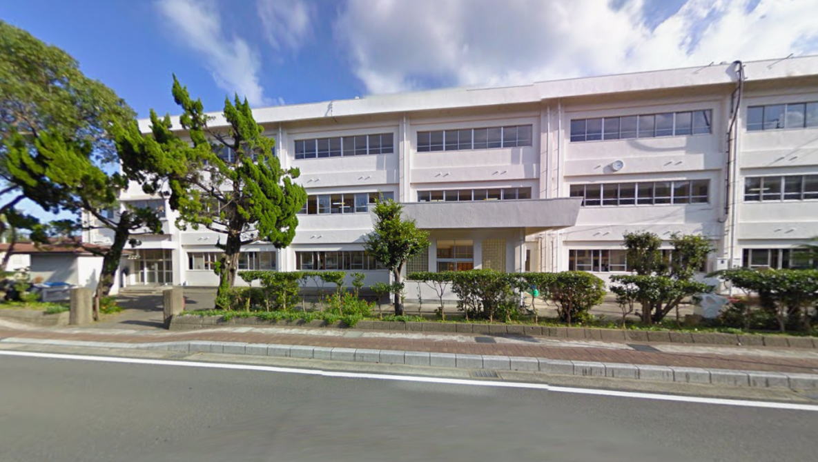 西海市立大島中学校の校舎
