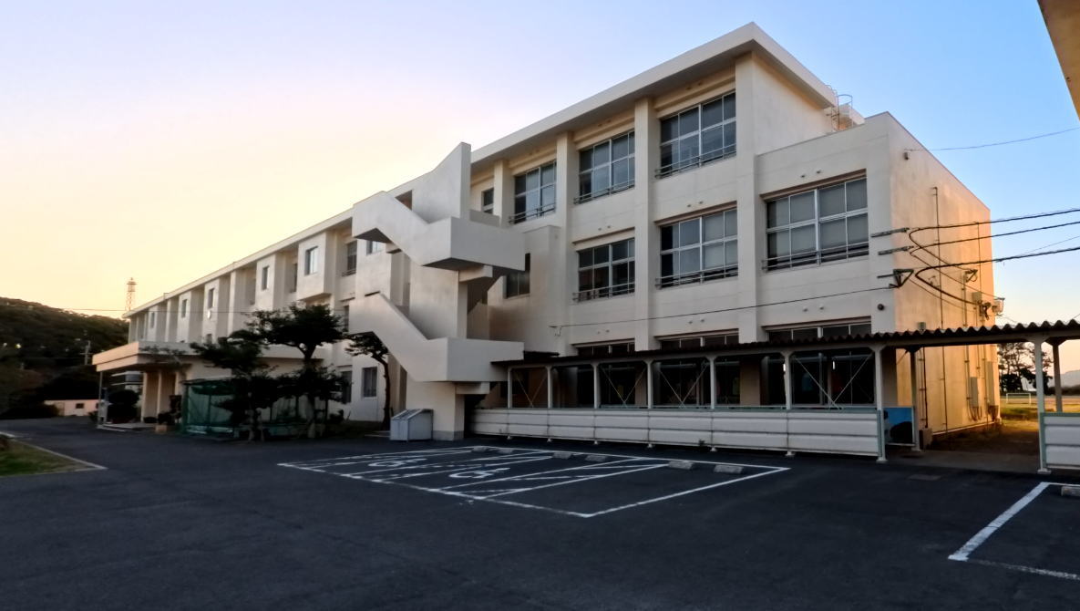 西海市立大島東小学校の校舎