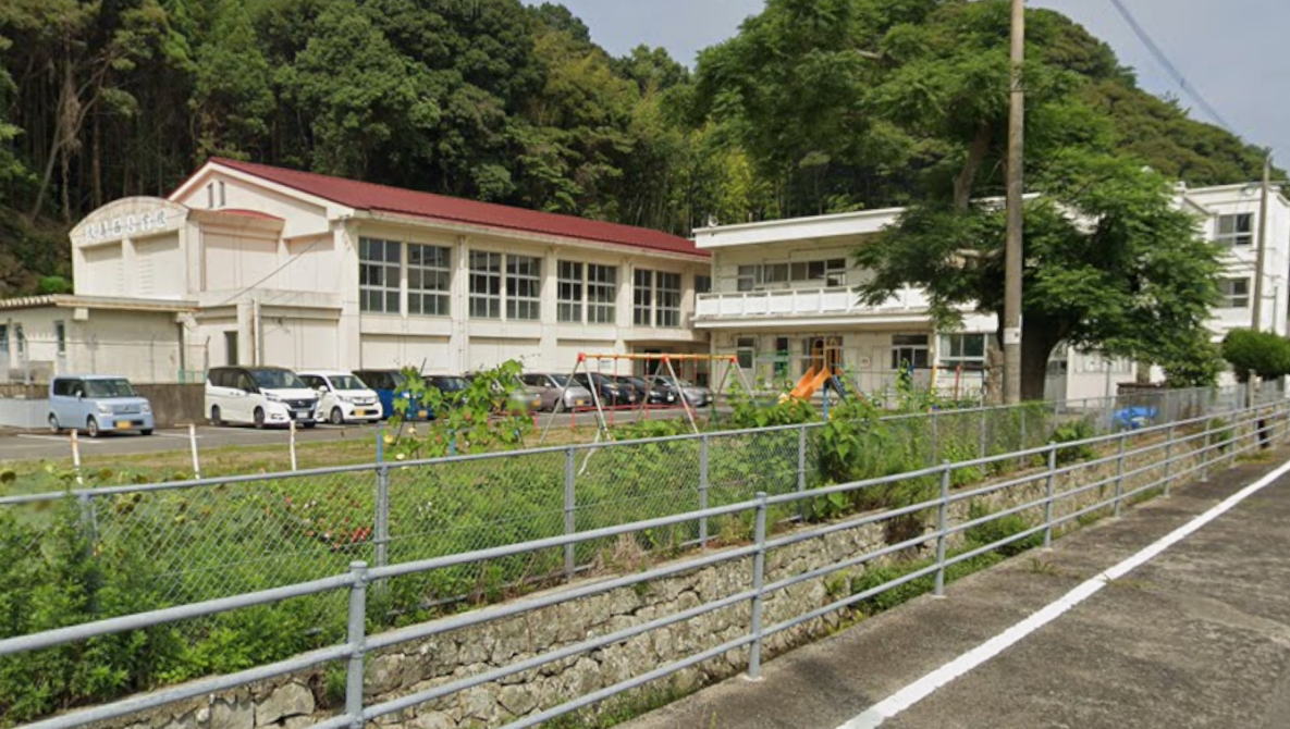 西海市立大島西小学校の校舎