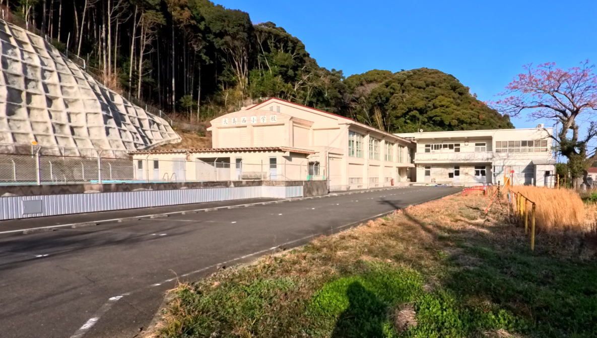 西海市立大島西小学校の校舎