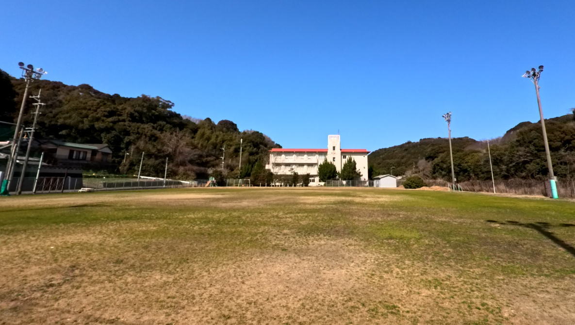 西海市立多以良小学校の校舎