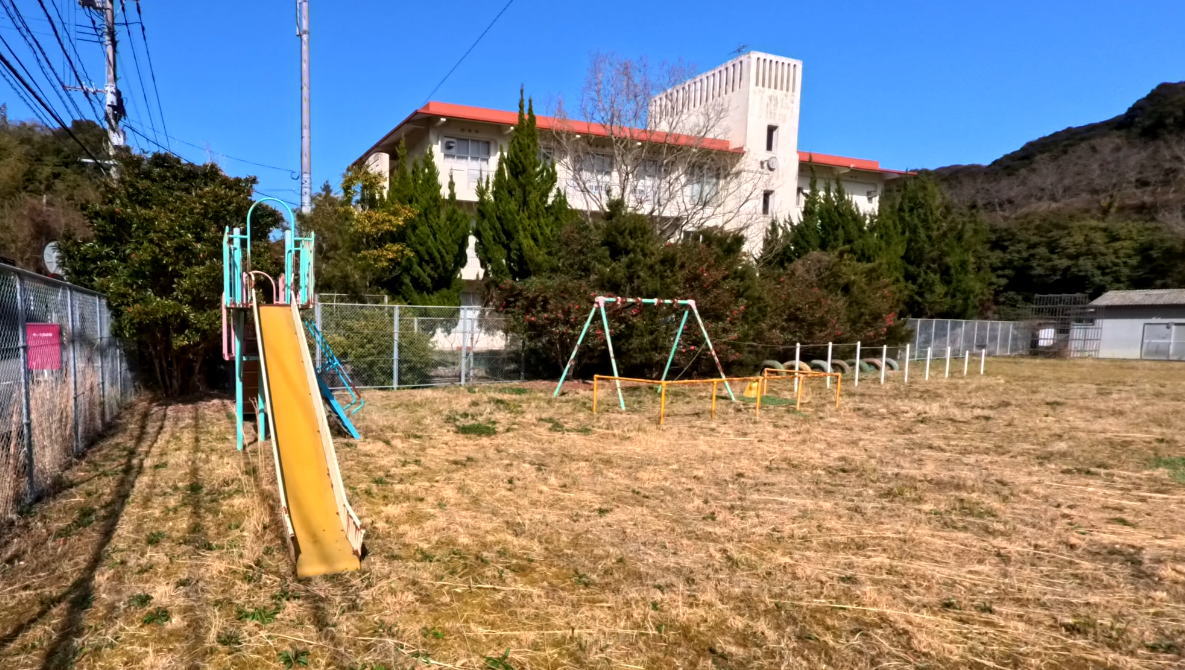 西海市立多以良小学校の校舎