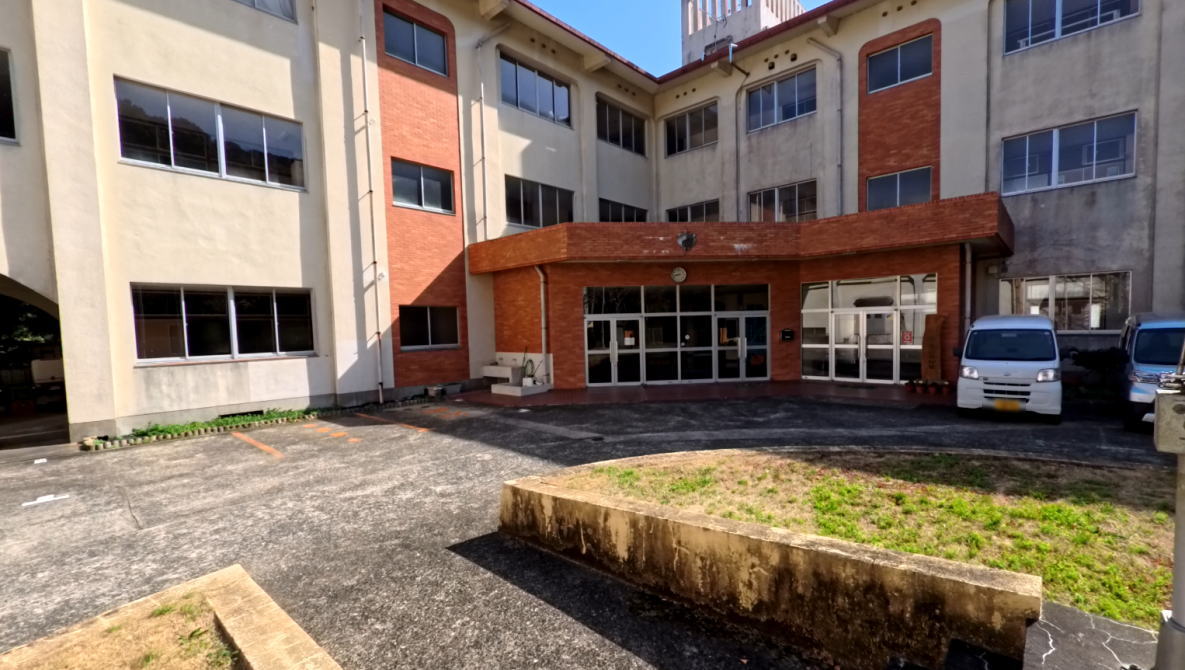 西海市立多以良小学校の校舎