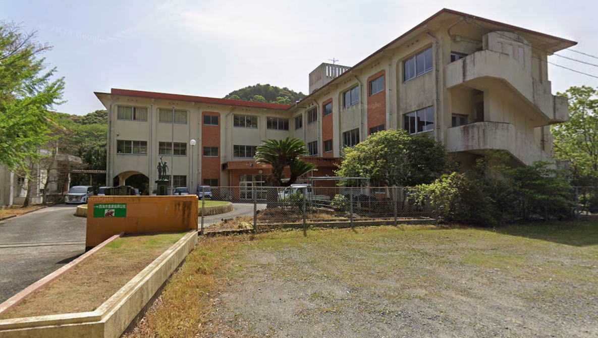 西海市立多以良小学校の校舎